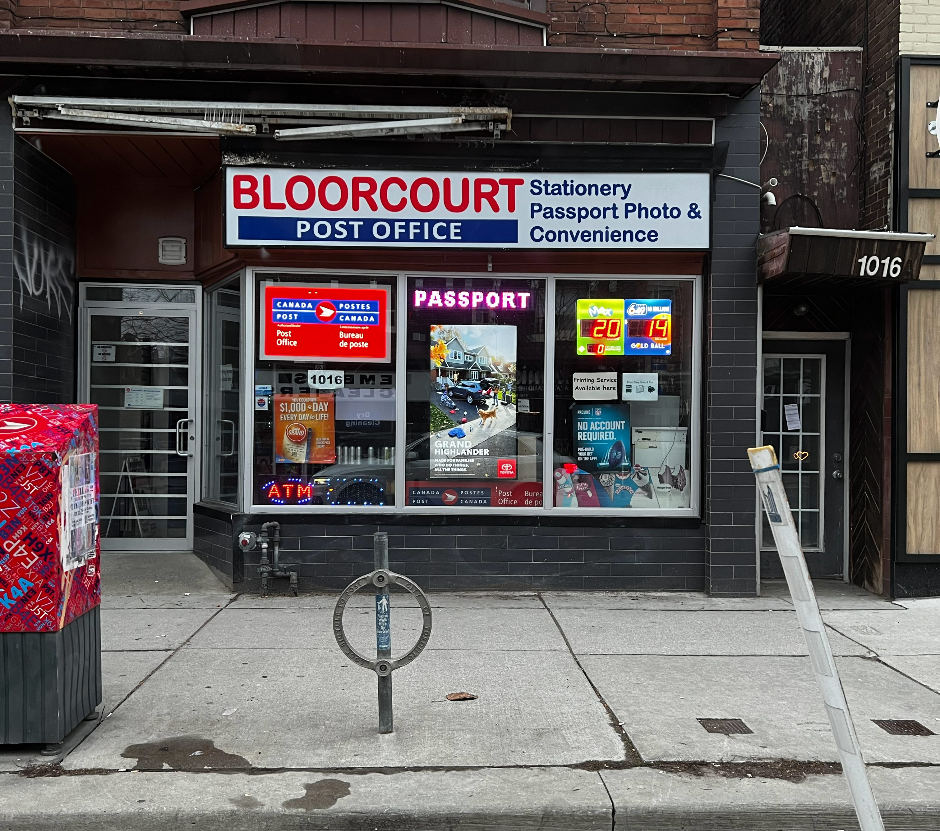 Bloor St W Storefront · Vertical placement